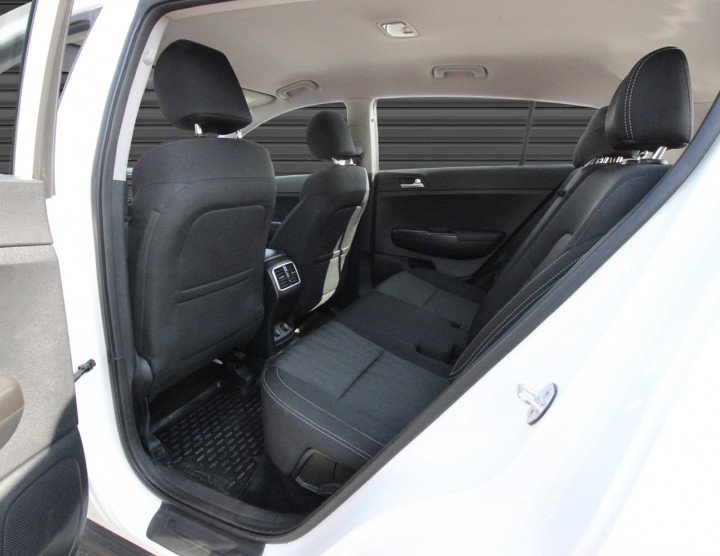 SUV (4 passagers, 4 bagages), climatisation, système audio avec USB