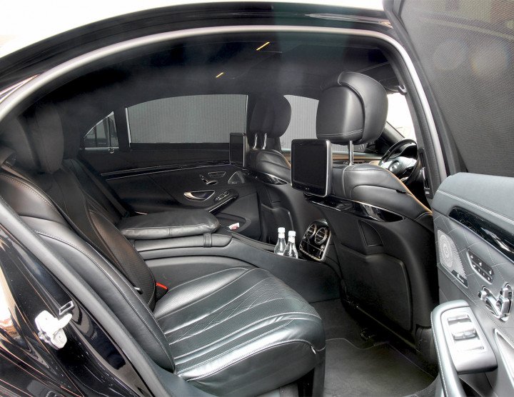 Premium-Sedan (3 Personen, 3 Gepäckstücke), Klimaanlage, Monitore, Audio-Videosystem mit USB