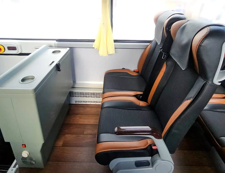 Pullman grande (50 persone, 50 bagagli), Condizionatore, Frigo, Monitora, Sistema Audio/Video con USB e microfono