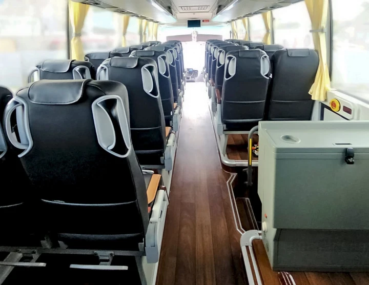 Pullman grande (50 persone, 50 bagagli), Condizionatore, Frigo, Monitora, Sistema Audio/Video con USB e microfono