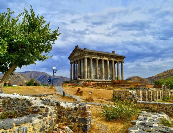 Tempel von Garni, Steinsinfonie, Kloster Geghard, Meisterklasse fürs Lawasch-Backen
