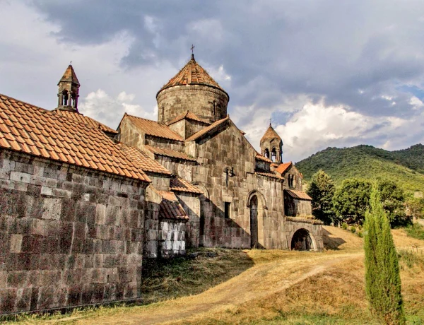 Haghpat, Complejo de rupestre de Zarni-Parni, Fortaleza de Akhtala, Castillo Aramyants, Sanahín
