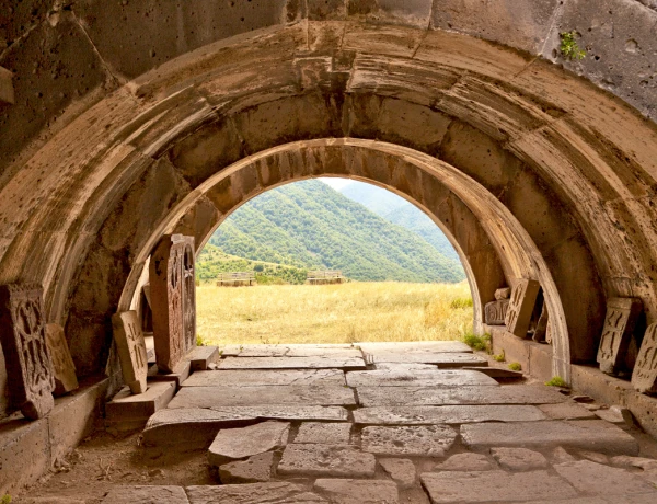 Haghpat, Complejo de rupestre de Zarni-Parni, Fortaleza de Akhtala, Castillo Aramyants, Sanahín