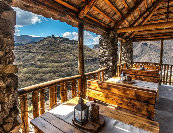 Haghpat, Complejo de rupestre de Zarni-Parni, Fortaleza de Akhtala, Castillo Aramyants, Sanahín