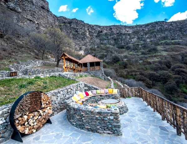 Haghpat, Complejo de rupestre de Zarni-Parni, Fortaleza de Akhtala, Castillo Aramyants, Sanahín