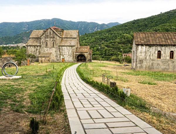 Haghpat, Complejo de rupestre de Zarni-Parni, Fortaleza de Akhtala, Castillo Aramyants, Sanahín