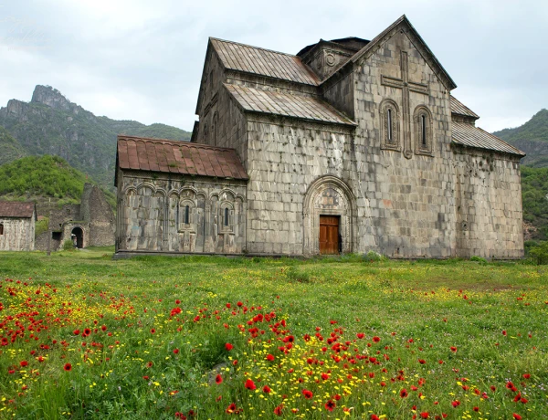 Haghpat, Complejo de rupestre de Zarni-Parni, Fortaleza de Akhtala, Castillo Aramyants, Sanahín