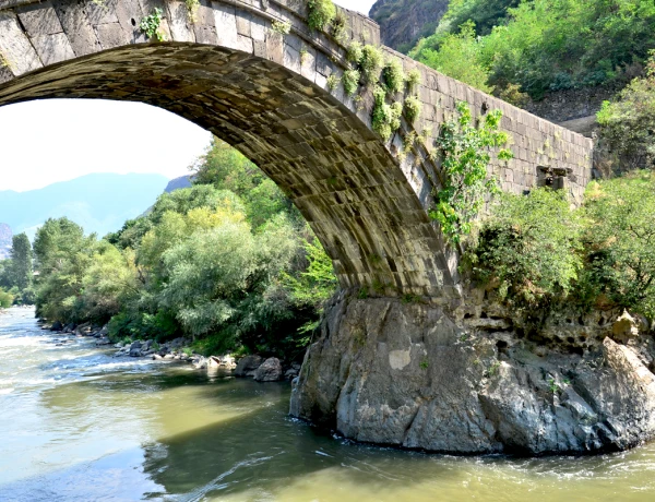 Haghpat, Complejo de rupestre de Zarni-Parni, Fortaleza de Akhtala, Castillo Aramyants, Sanahín