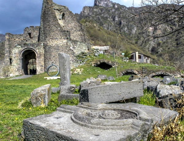 Haghpat, Complejo de rupestre de Zarni-Parni, Fortaleza de Akhtala, Castillo Aramyants, Sanahín