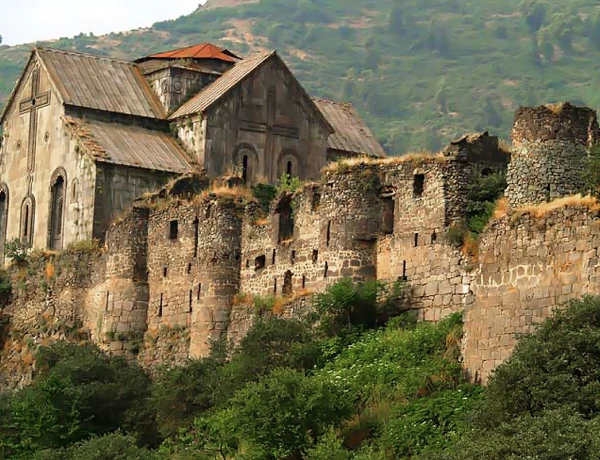 Haghpat, Complejo de rupestre de Zarni-Parni, Fortaleza de Akhtala, Castillo Aramyants, Sanahín