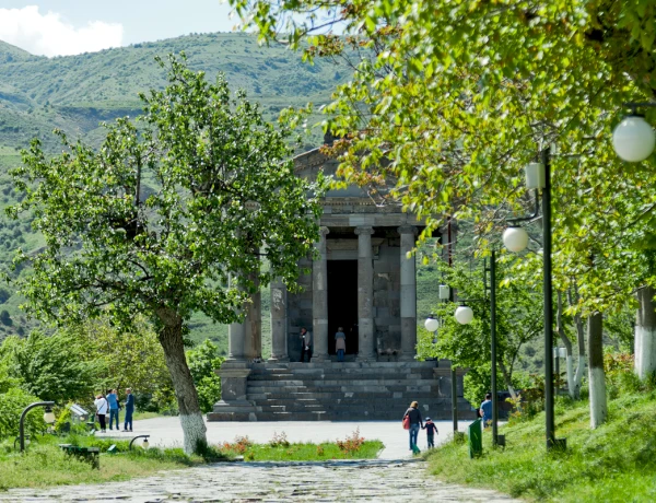 Garni, Steinsinfonie, Geghard, Meisterklasse fürs Lawasch-Backen und für Weihnachtssüßigkeiten