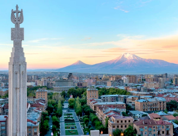 Giro panoramico e a piedi a Yerevan, Museo e fortezza di Erebuni, consegna al mercato Vernissage