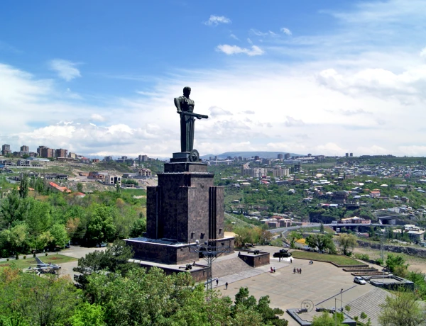 Excursión y paseo por Yereván, Museo y fortaleza de Erebuni, entrega en el mercado Vernissage