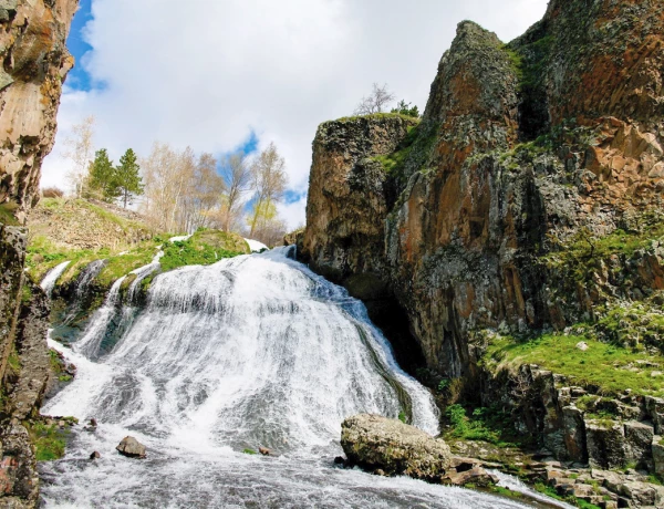 Lago Seván, Hayravanq, Cementerio de Noratus, Caravasar de Selím, Jermuk, Fábrica de vino Hin Arení