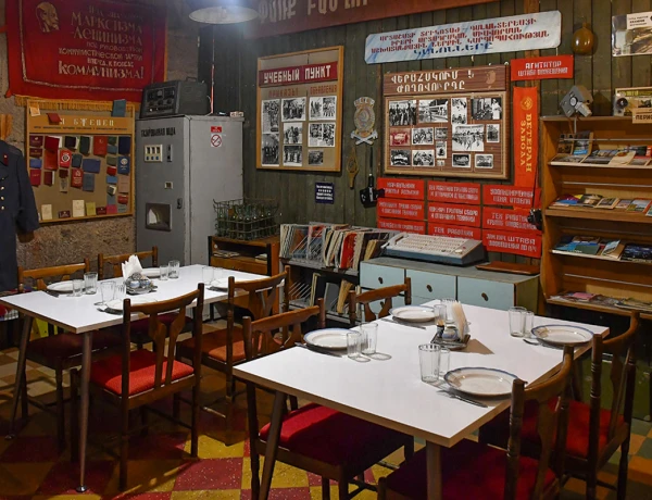 Stadtrundfahrt und Spaziergang in Eriwan, Teppichfabrik und Museum Megerian, Sowjet-Klub