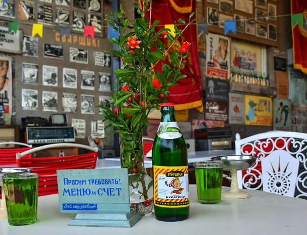 Stadtrundfahrt und Spaziergang in Eriwan, Teppichfabrik und Museum Megerian, Sowjet-Klub