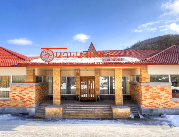 Отель Цахкаовит