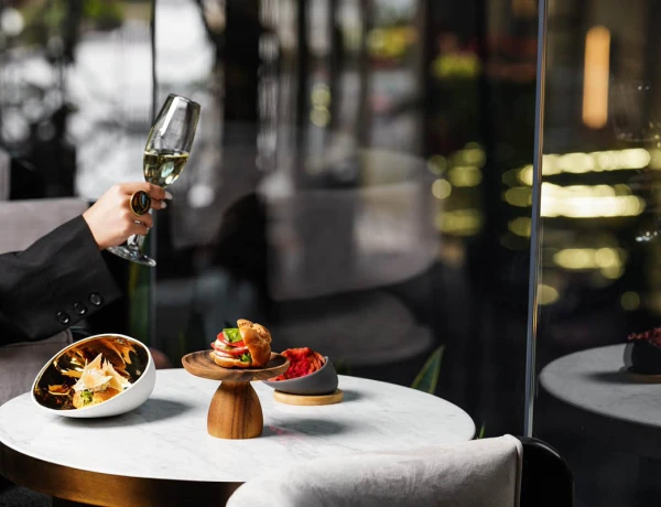 Hôtel Seven Visions, The Dvin