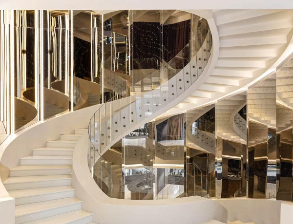 Hôtel Seven Visions, The Dvin