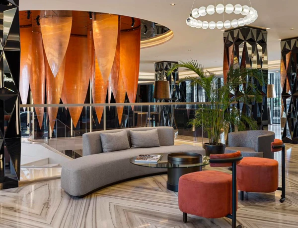 Hôtel Seven Visions, The Dvin