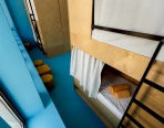 Cama en dormitorio de 8