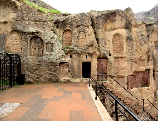 Храм Гарни, Монастырь Гегард