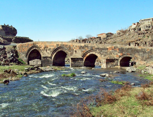 Ошакан, Церковь Кармравор, Монастырь Сагмосаванк, Монастырь Ованаванк