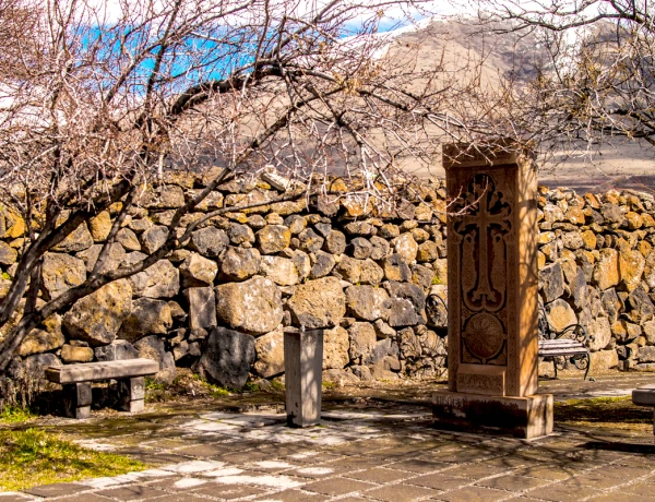 Ошакан, Церковь Кармравор, Монастырь Сагмосаванк, Монастырь Ованаванк