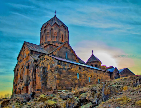 Ошакан, Церковь Кармравор, Монастырь Сагмосаванк, Монастырь Ованаванк