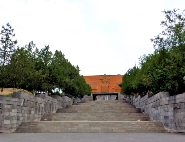 Sitios principales de Yereván, Erebuni, Tsitsernakaberd, Museo del Genocidio, Matenadarán