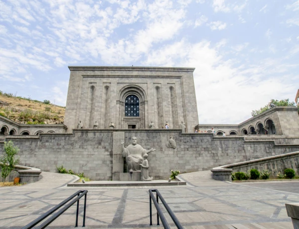 Sitios principales de Yereván, Erebuni, Tsitsernakaberd, Museo del Genocidio, Matenadarán
