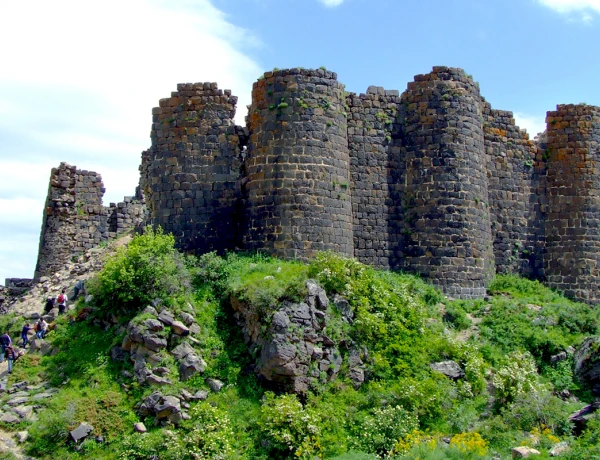 Kloster Saghmosawank, Allee des Alphabets, Festung Amberd, Oschakan, Kirche Karmrawor