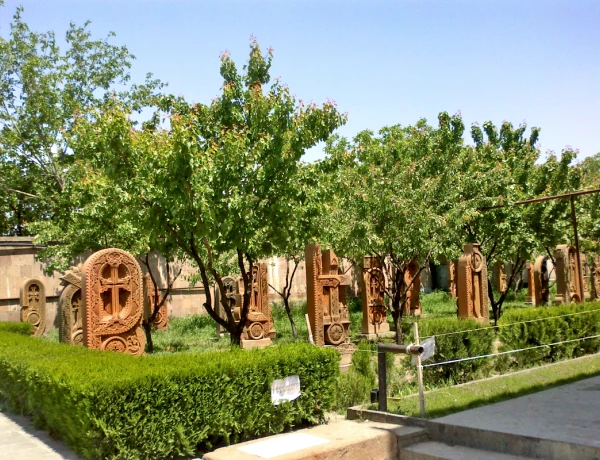 Kloster Saghmosawank, Allee des Alphabets, Festung Amberd, Oschakan, Kirche Karmrawor