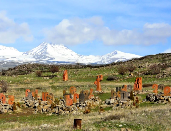 Аллея Армянского Алфавита, Крепость Амберд, Гора Арагац, Озеро Кари