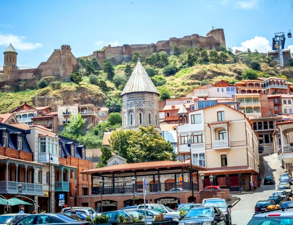 Gyumrí, Fortaleza Negra, Museo de la Vida Urbana, Vardzia (ciudad cueva), Borjomi (pernoctación), Tbilisí, Yerevan