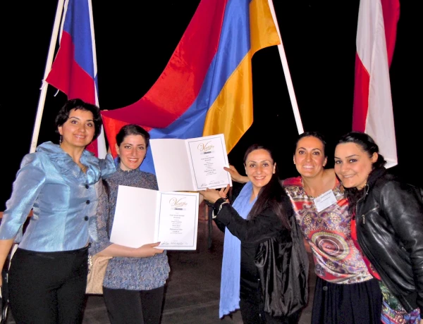 Храм Гарни, Монастырь Гегард, исполнение духовных песен Вокальным квинтетом Луйс