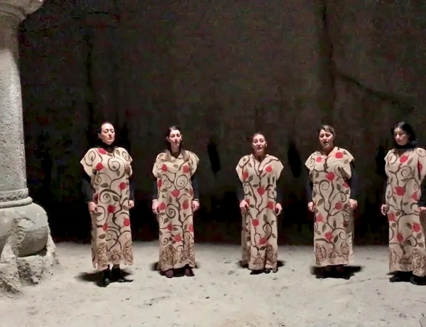 Храм Гарни, Монастырь Гегард, исполнение духовных песен Вокальным квинтетом Луйс