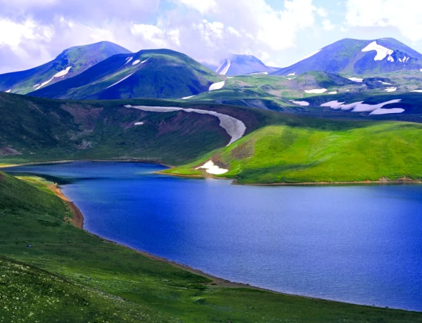 Hiking up the Southern Peak of Mount Aragats