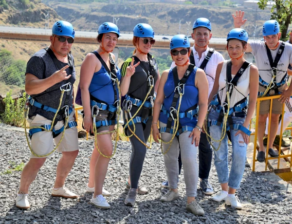 Excursión y vuelo en tirolina en Yereván