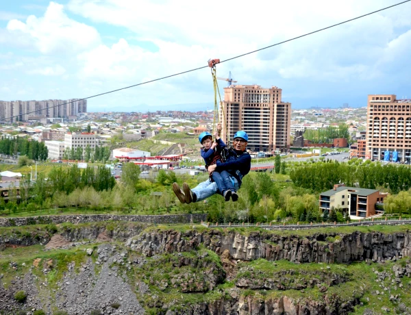 Excursión y vuelo en tirolina en Yereván