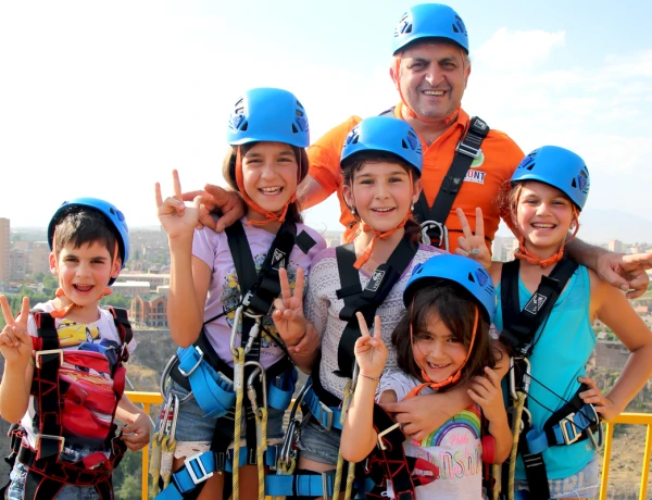 Excursión y vuelo en tirolina en Yereván