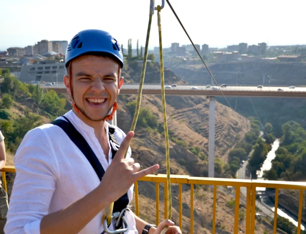 Excursión y vuelo en tirolina en Yereván