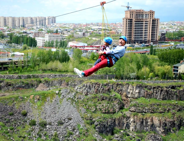 Excursión y vuelo en tirolina en Yereván