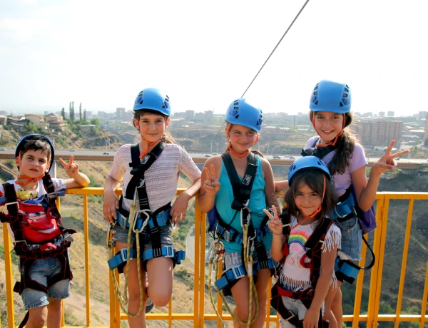 Excursión y vuelo en tirolina en Yereván