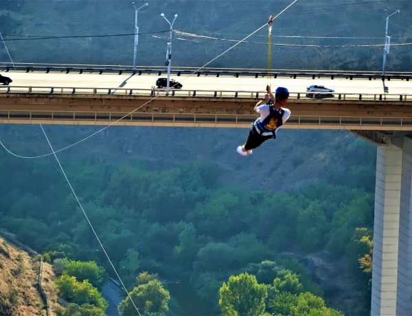 Excursión y vuelo en tirolina en Yereván