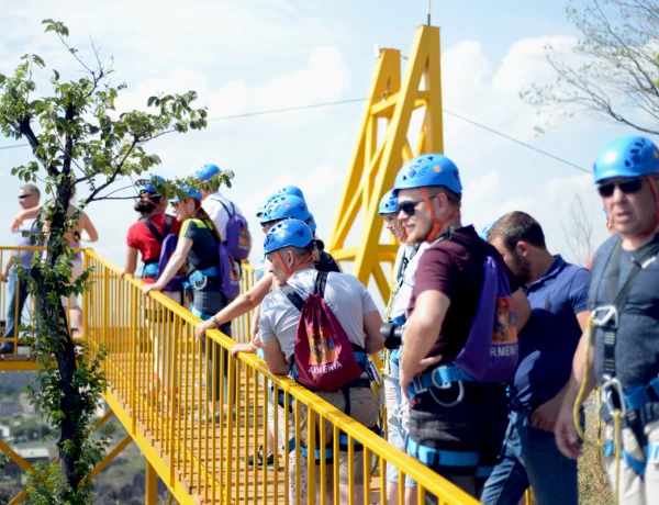 Excursión y vuelo en tirolina en Yereván