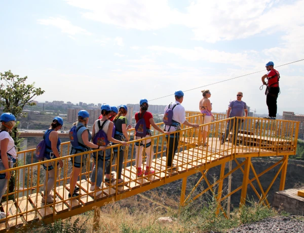 Excursión y vuelo en tirolina en Yereván