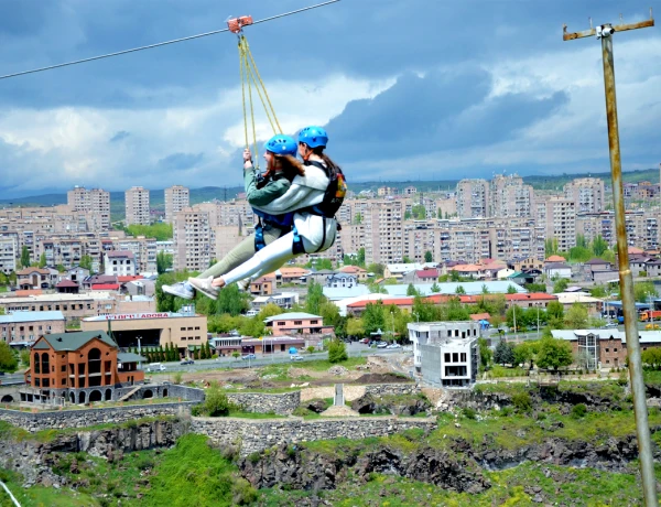 Excursión y vuelo en tirolina en Yereván