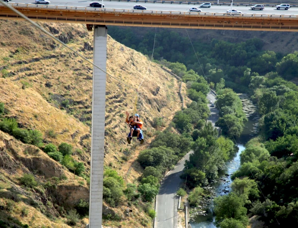 Excursión y vuelo en tirolina en Yereván