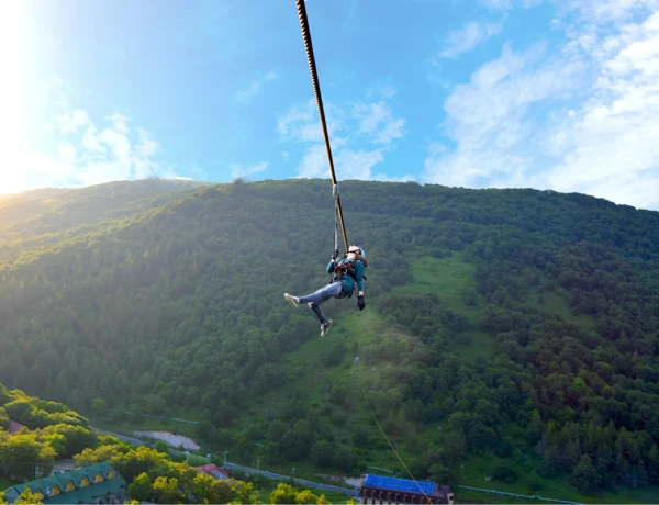 Fortaleza de Bjní, Teleférico de Tsaghkadzor, Monasterio Kecharis, vuelo en Zipline
